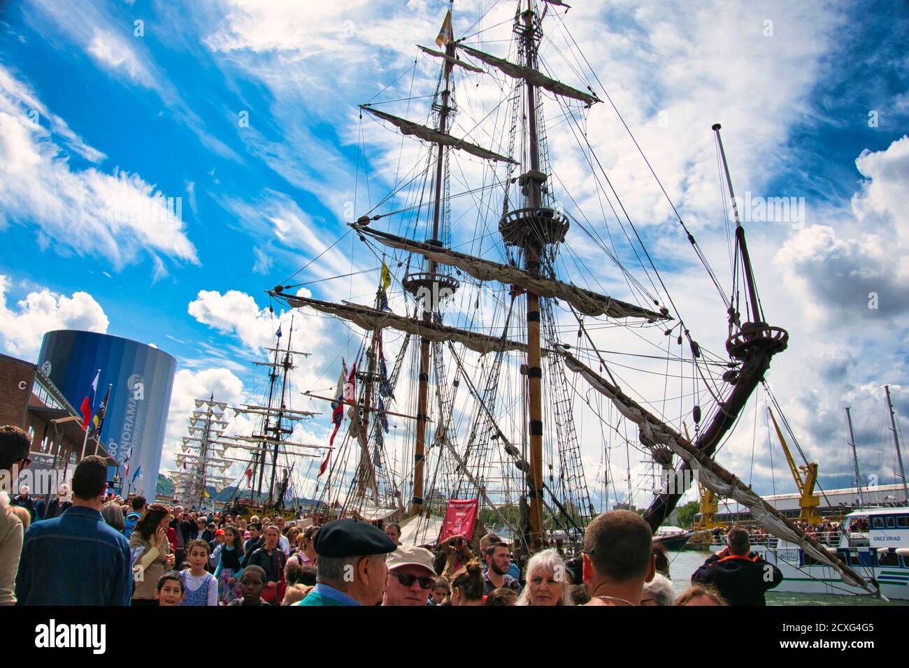 ROUEN, FRANCE - 8 JUIN 2019. Point de vue depuis le quai de l'exposition Armada, les plus grands voiliers de Rouen sur la Seine. Une rencontre internationale pour les plus grands Banque D'Images