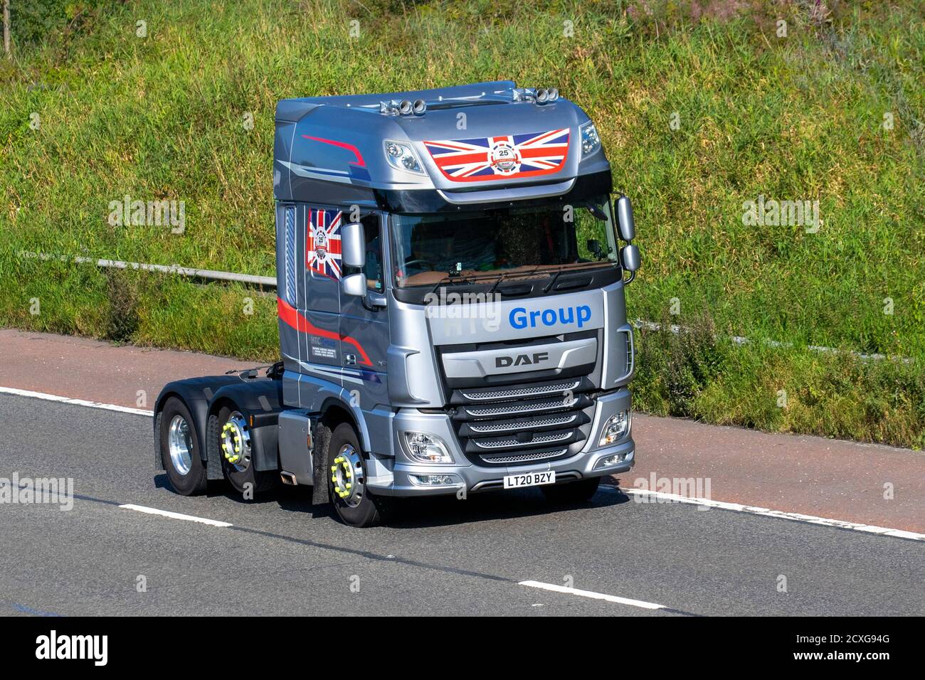 Camions de livraison de transport HTC Group, tracteur camion, véhicules lourds, transport par groupe motopropulseur, camion, transporteur de fret, nouveau véhicule DAF XF, industrie européenne du transport commercial HGV, M6 à Manchester, Royaume-Uni Banque D'Images Camions de livraison de transport HTC Group, tracteur camion, véhicules lourds, transport par groupe motopropulseur, camion, transporteur de fret, nouveau véhicule DAF XF, industrie européenne du transport commercial HGV, M6 à Manchester, Royaume-Uni Banque D'Images