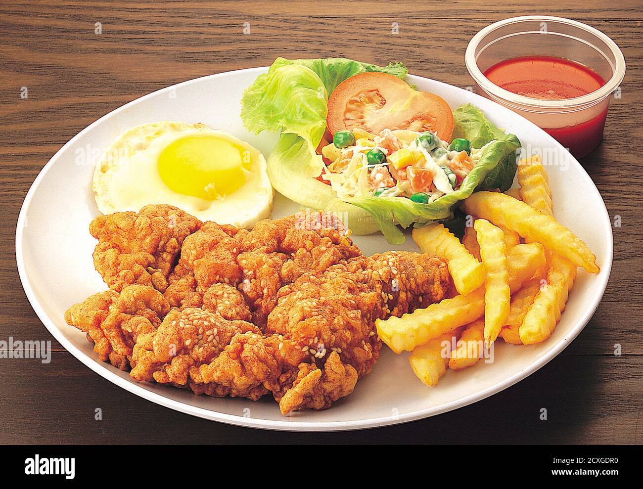 Poulet croustillant avec frites, œuf et salade frits Banque D'Images