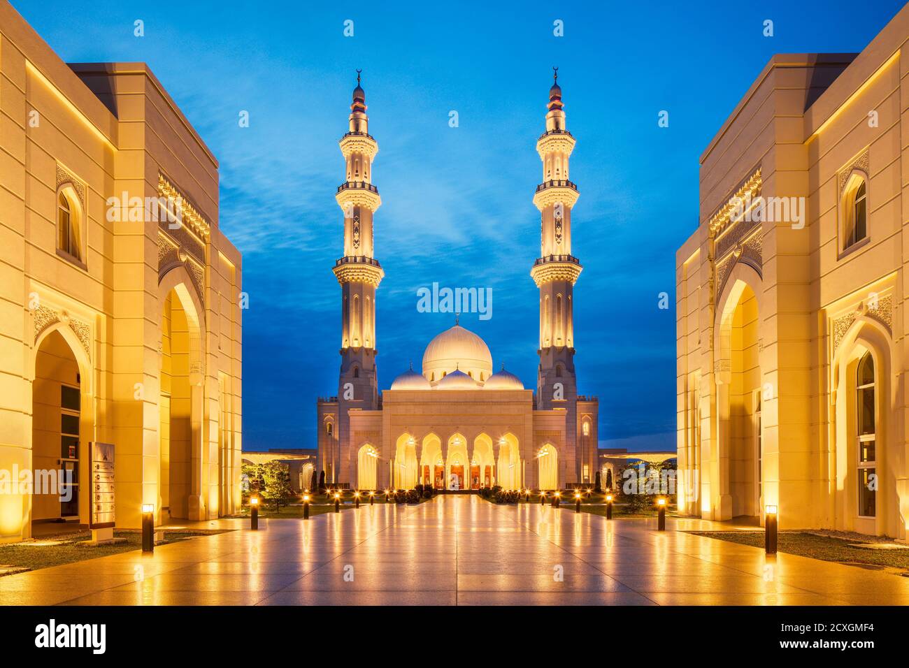 Les lumières dorées de la mosquée Sri Sendayenne, Malaisie. Banque D'Images