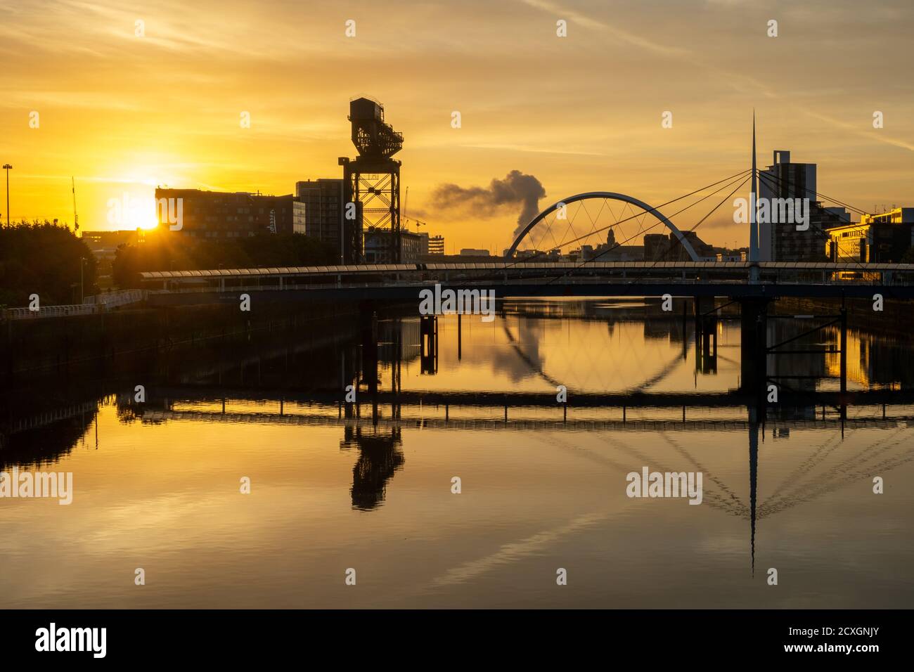 Lever de soleil sur la rivière Clyde dans le centre de Glasgow, Écosse, Royaume-Uni Banque D'Images