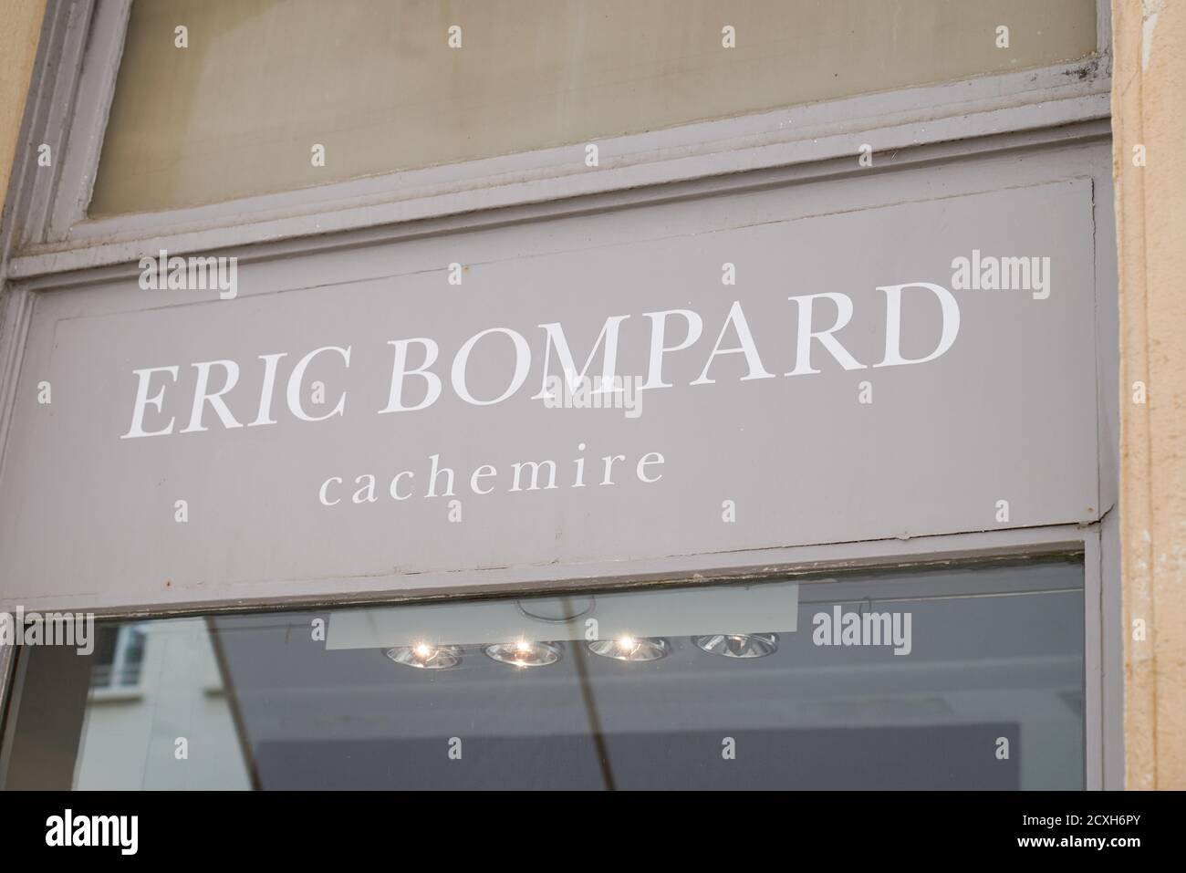 Bordeaux , Aquitaine / France - 09 25 2020 : logo Eric bompard et panneau de texte avant du magasin boutique Maison française du Cachemire Banque D'Images