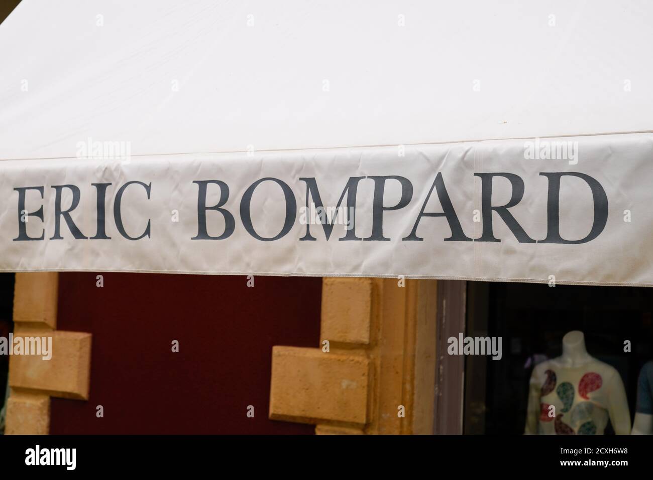 Bordeaux , Aquitaine / France - 09 25 2020 : logo Eric bompard signe du magasin Maison française du Cachemire Banque D'Images