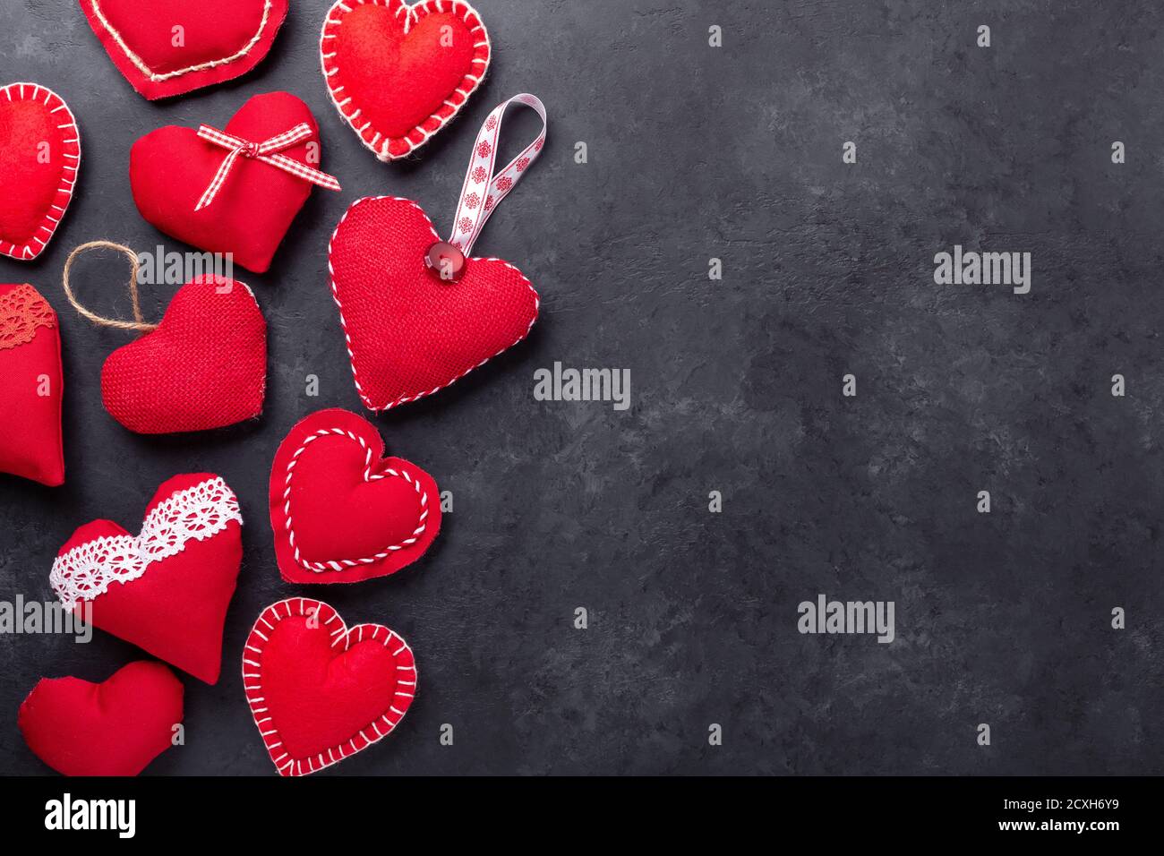 Coeurs rouges en tissu décoratif sur fond de pierre. Le concept de la Saint-Valentin. Espace de copie pour votre texte - image Banque D'Images