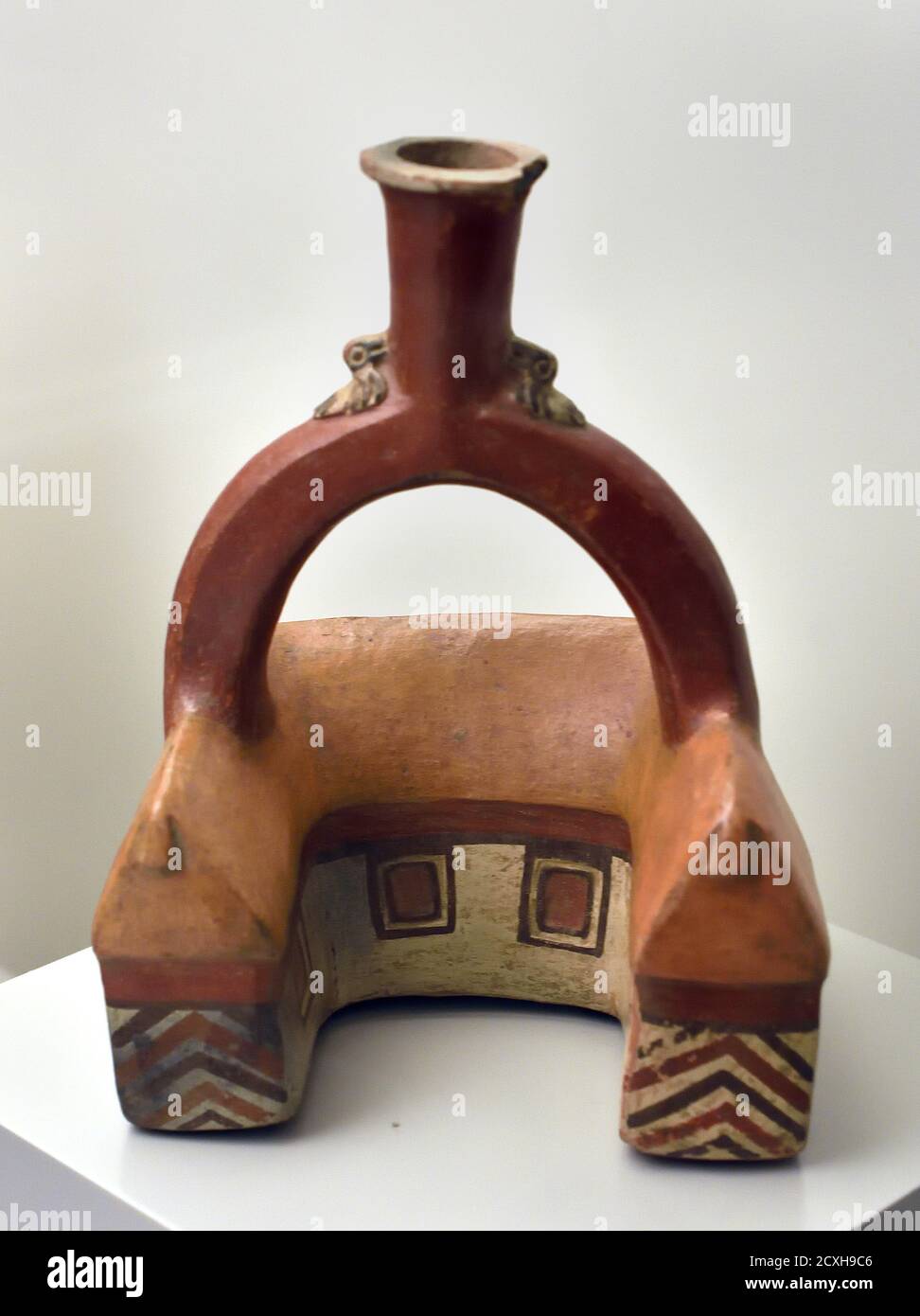 Navire représentant une habitation. Cet objet illustre la conquête du royaume de Chimor, dont les artisans les plus qualifiés ont été amenés à Cuzco. La culture Chimú 1100-1400 a été centrée sur Chimor avec la capitale de Chan Chan, une grande ville d'adobe dans la vallée de Moche de Trujillo d'aujourd'hui, Pérou, péruvien, ,Amérique, Banque D'Images