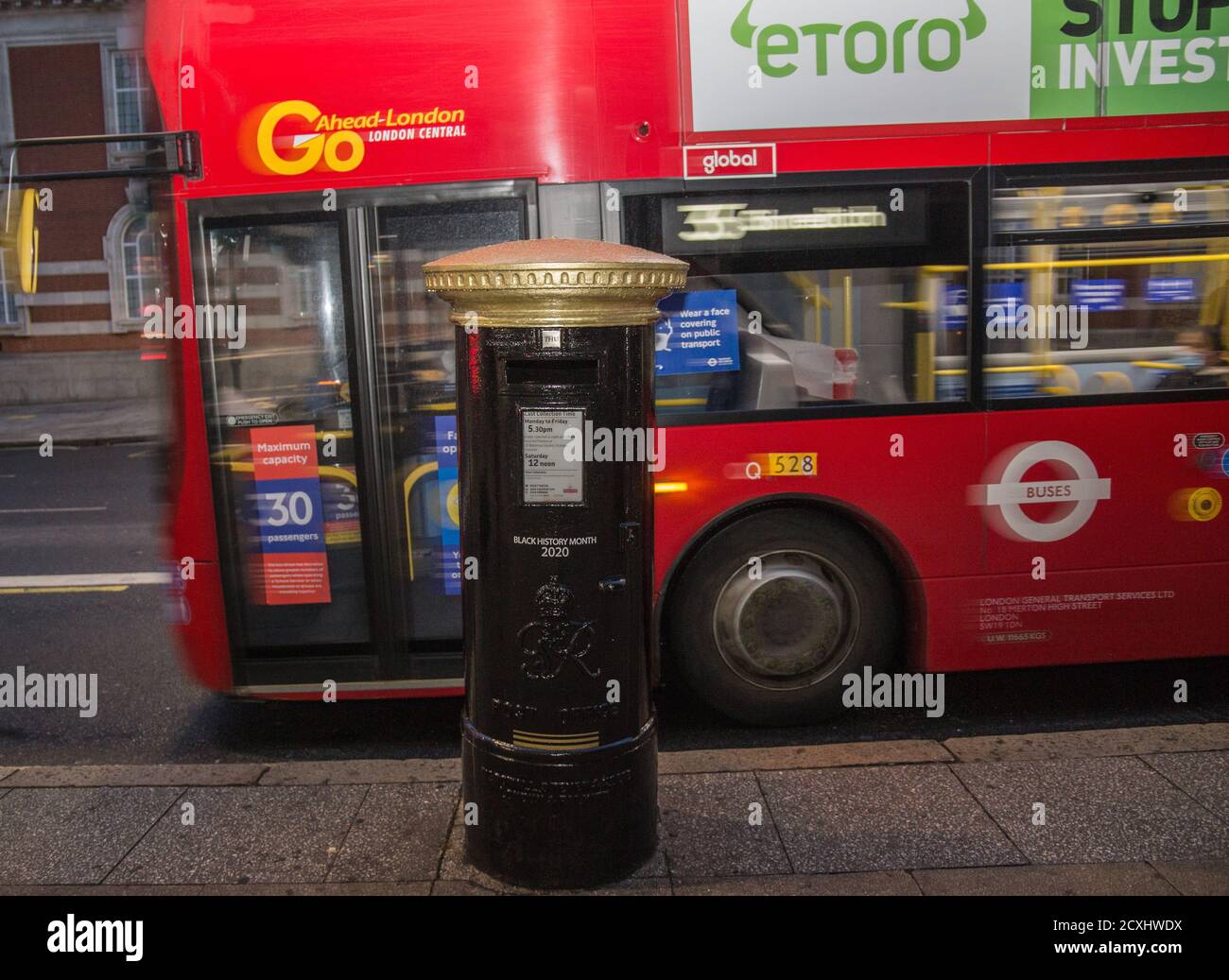 londres Royaume-Uni 01 octobre 2020 quatre boîtes aux lettres ont été peintes en noir pour rendre hommage aux Britanniques noirs, dont Sir Lenny Henry et Mary Seacole, pionnière dans le domaine des soins infirmiers. Chacun comporte une figure significative dans la communauté noire britannique et a un lien vers les médias sociaux.Royal Mail dit que l'objectif est d'aider à marquer le succès des Britanniques noirs. Un code QR sur les boîtes postales peut également être scanné pour faire apparaître une liste des Britanniques noirs qui sont apparus sur des timbres spéciaux. Trois autres boîtes postales noires du Royal Mail se trouvent à Glasgow, Cardiff et Belfast. Paul Quezada-Neiman/Alamy Live News Banque D'Images