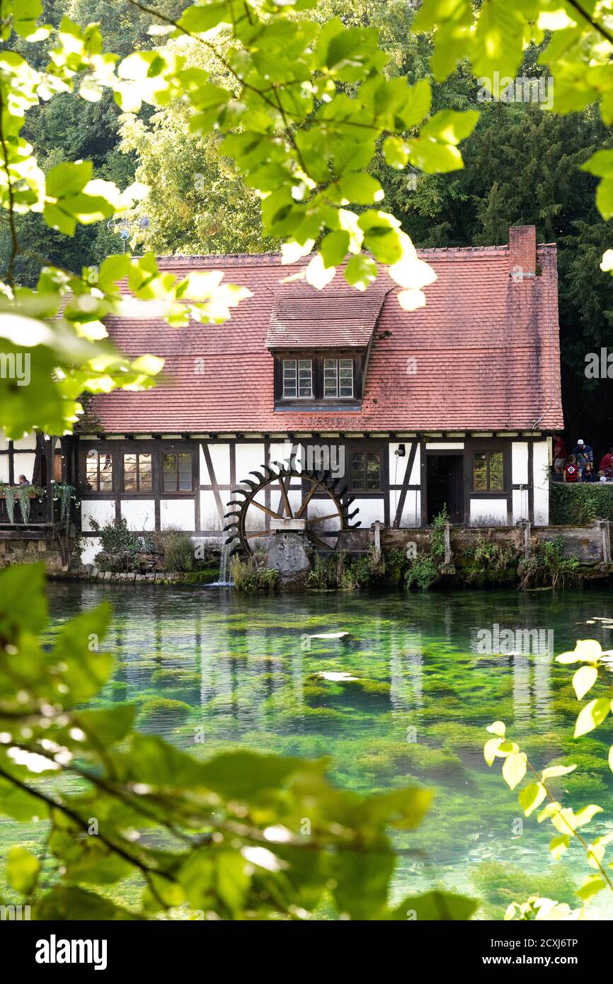 Blaubeuren, Allemagne - 9 septembre 2018 : une maison au bord du magnifique lac de Blaubeuren, Bade-Wurtemberg, Allemagne. Cette maison est U. Banque D'Images