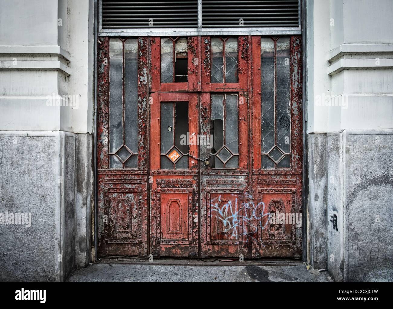 Budapest, Hongrie, août 2019, porte rouillée de la serrure d'entrée d'un bâtiment condamné avec un cadenas Banque D'Images