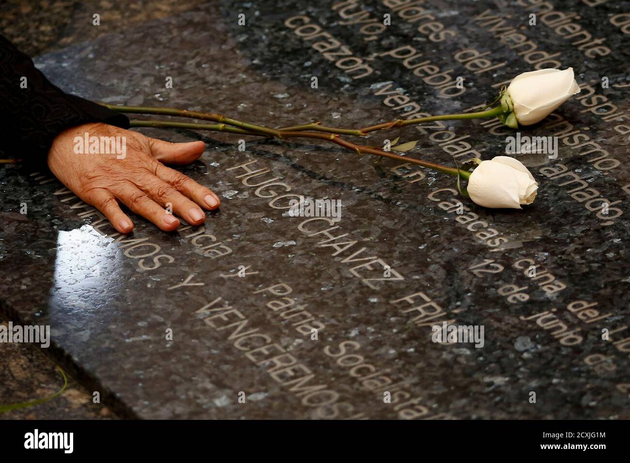 Elena Frias Mere Du Defunt President Venezuelien Hugo Chavez Place Des Fleurs Sur Sa Tombe Lors Du Premier Anniversaire De Sa Mort A Caracas Le 5 Mars 14 Les Partisans De L Ancien