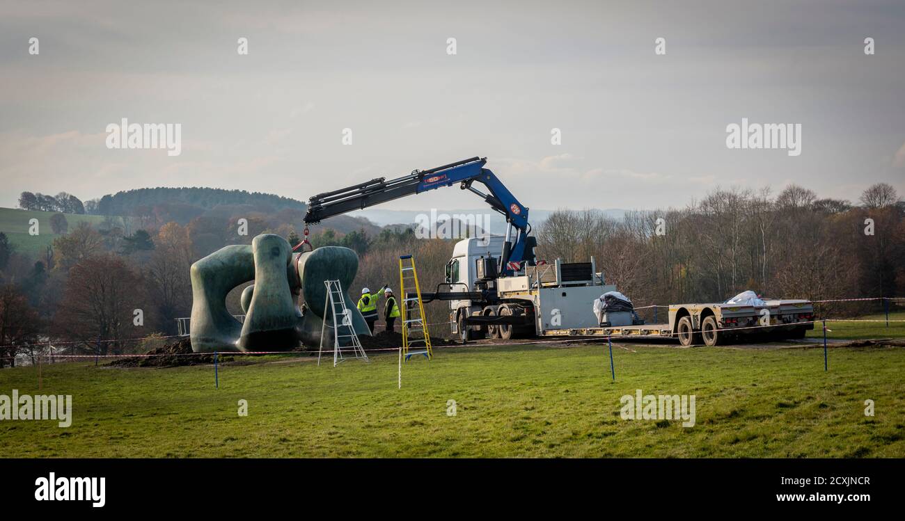 Des maîtres d'art découpant une sculpture Henry Moore au Yorkshire Sculpture Park près de Wakefield, Yorkshire, Royaume-Uni Banque D'Images
