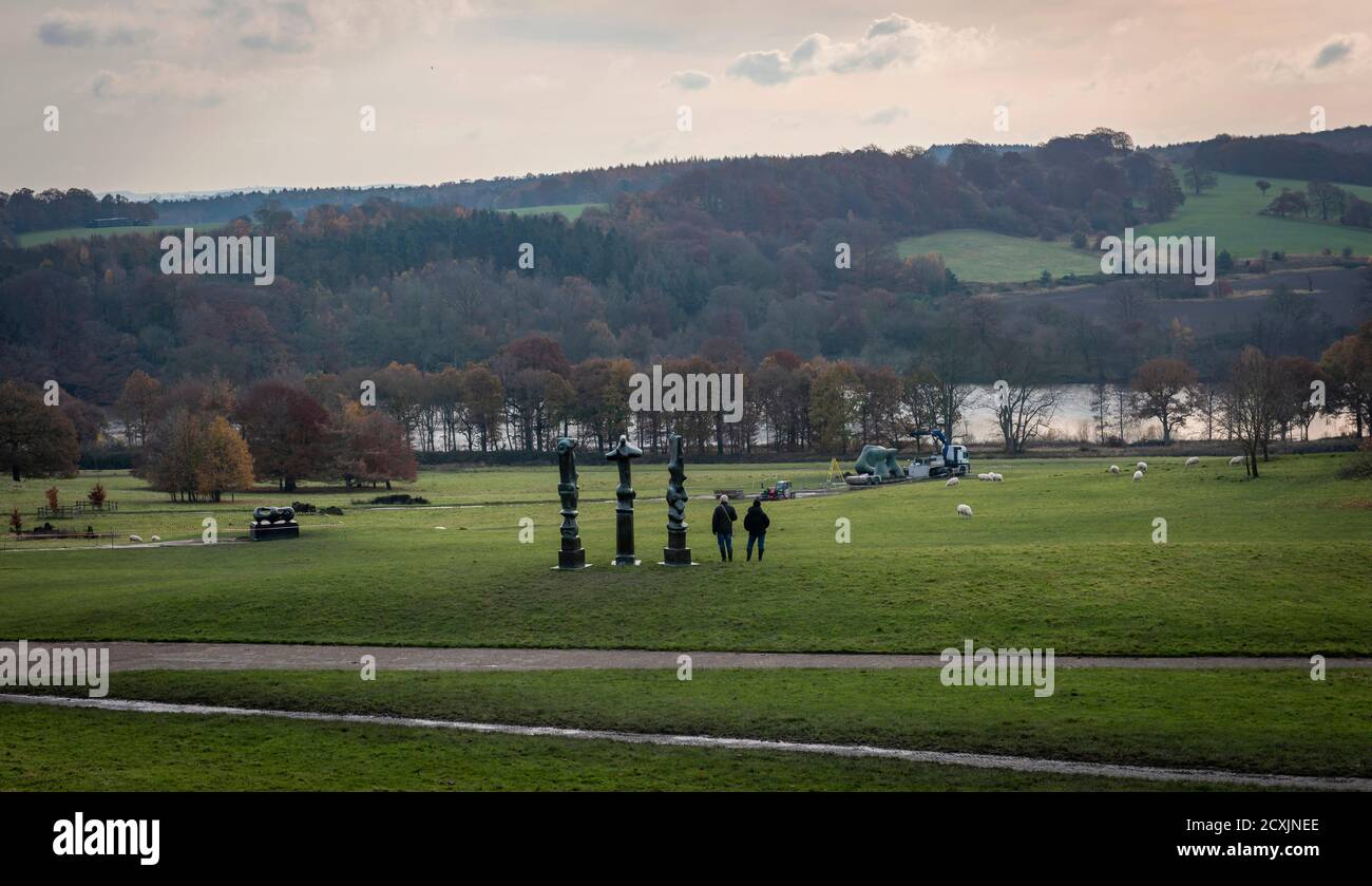 Des maîtres d'art découpant une sculpture Henry Moore au Yorkshire Sculpture Park près de Wakefield, Yorkshire, Royaume-Uni Banque D'Images