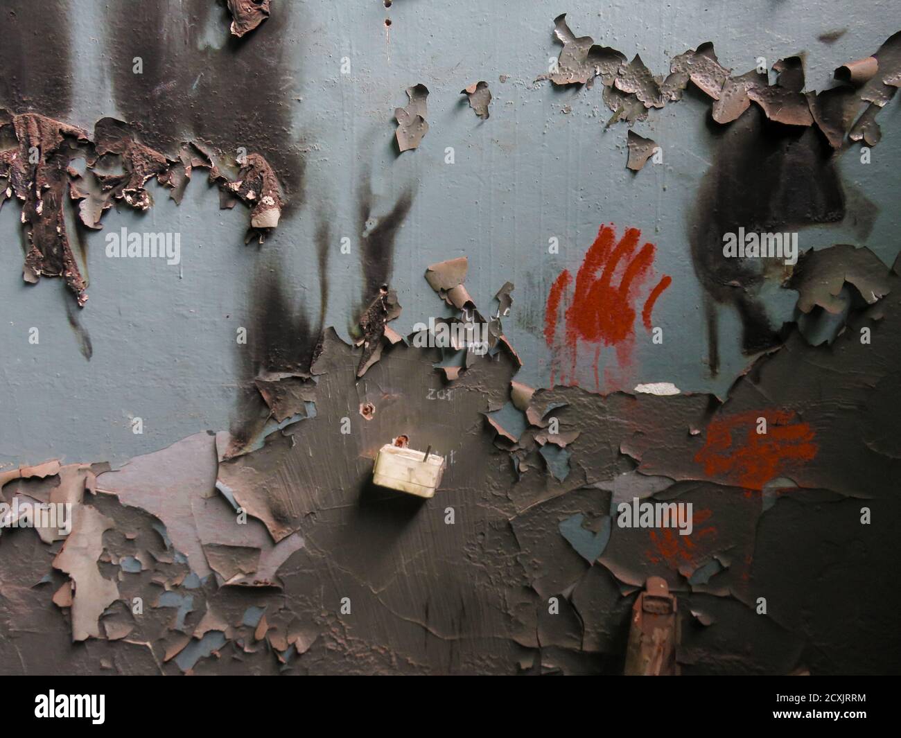 Empreintes sur le mur d'une usine de peinture abandonnée Banque D'Images