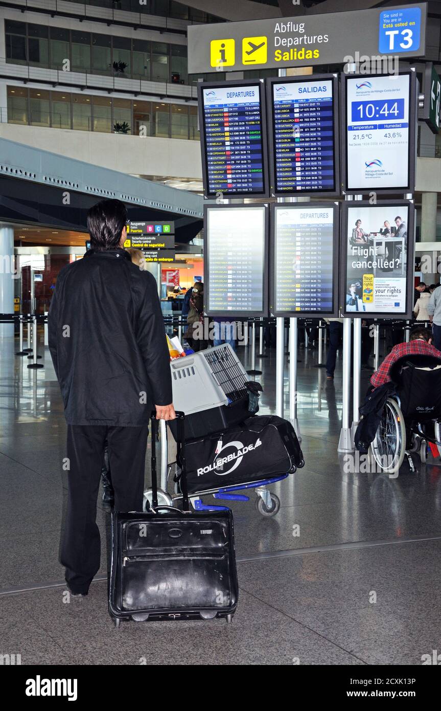 Passagers regardant les panneaux de destination de départ dans le terminal 3 de l'aéroport de Malaga, Malaga, Espagne. Banque D'Images