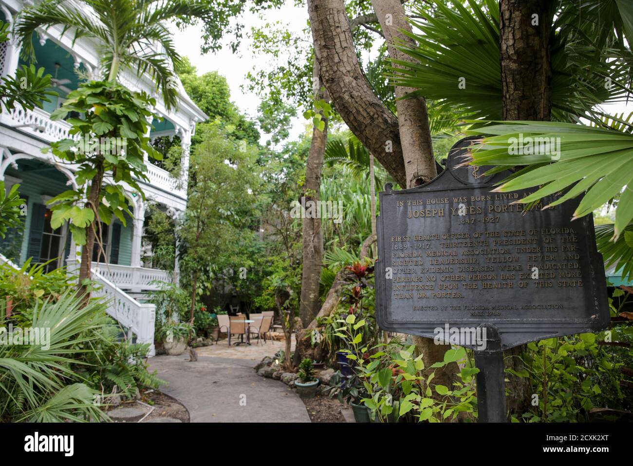 La maison du Dr Joseph Y. porter est une maison historique à Key West, en Floride. Il est situé au 429 Caroline Street. La construction originale a été construite en 1 Banque D'Images