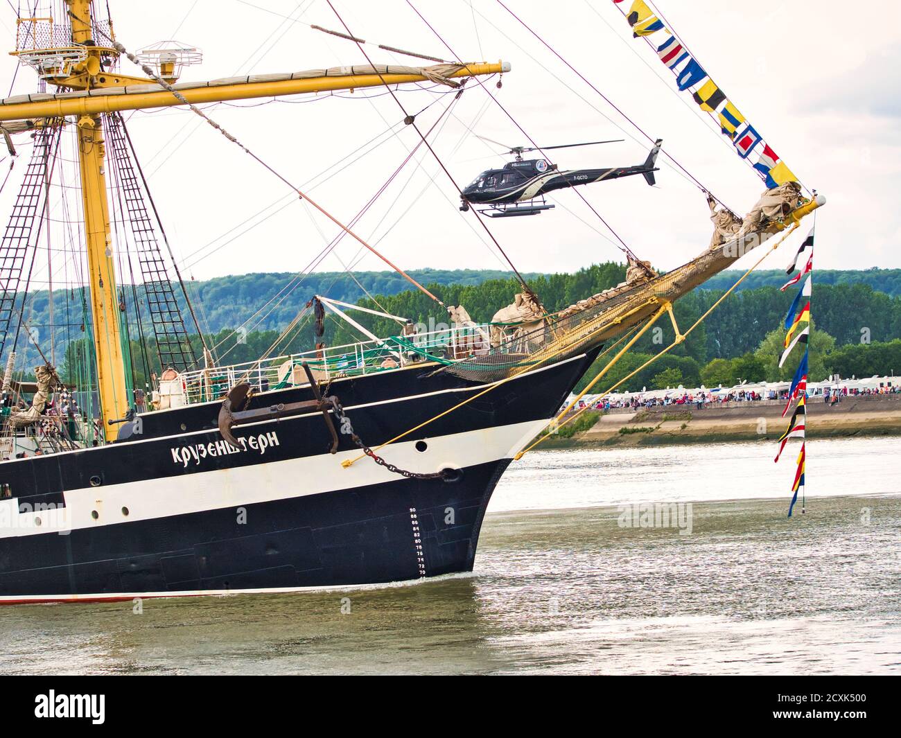 ROUEN, FRANCE - JUIN CIRCA, 2019. Partie du célèbre voilier russe à quatre mâts Kruzenshtern sur la Seine pour l'exposition Armada. Banque D'Images