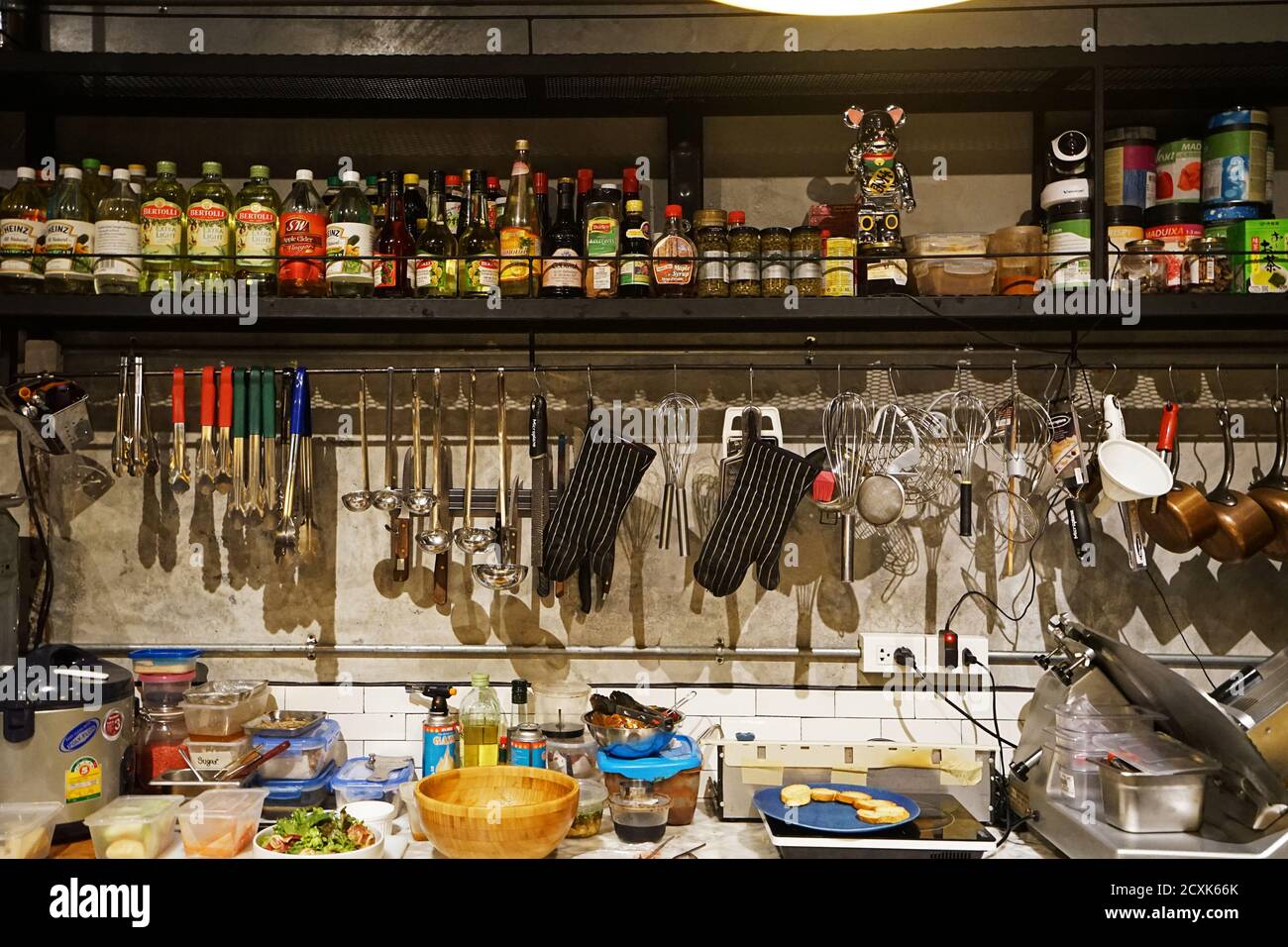 Décoration intérieure et décoration de garde-manger du bar à manger et restaurant décoré avec des bouteilles d'assaisonnement et de l'équipement Banque D'Images
