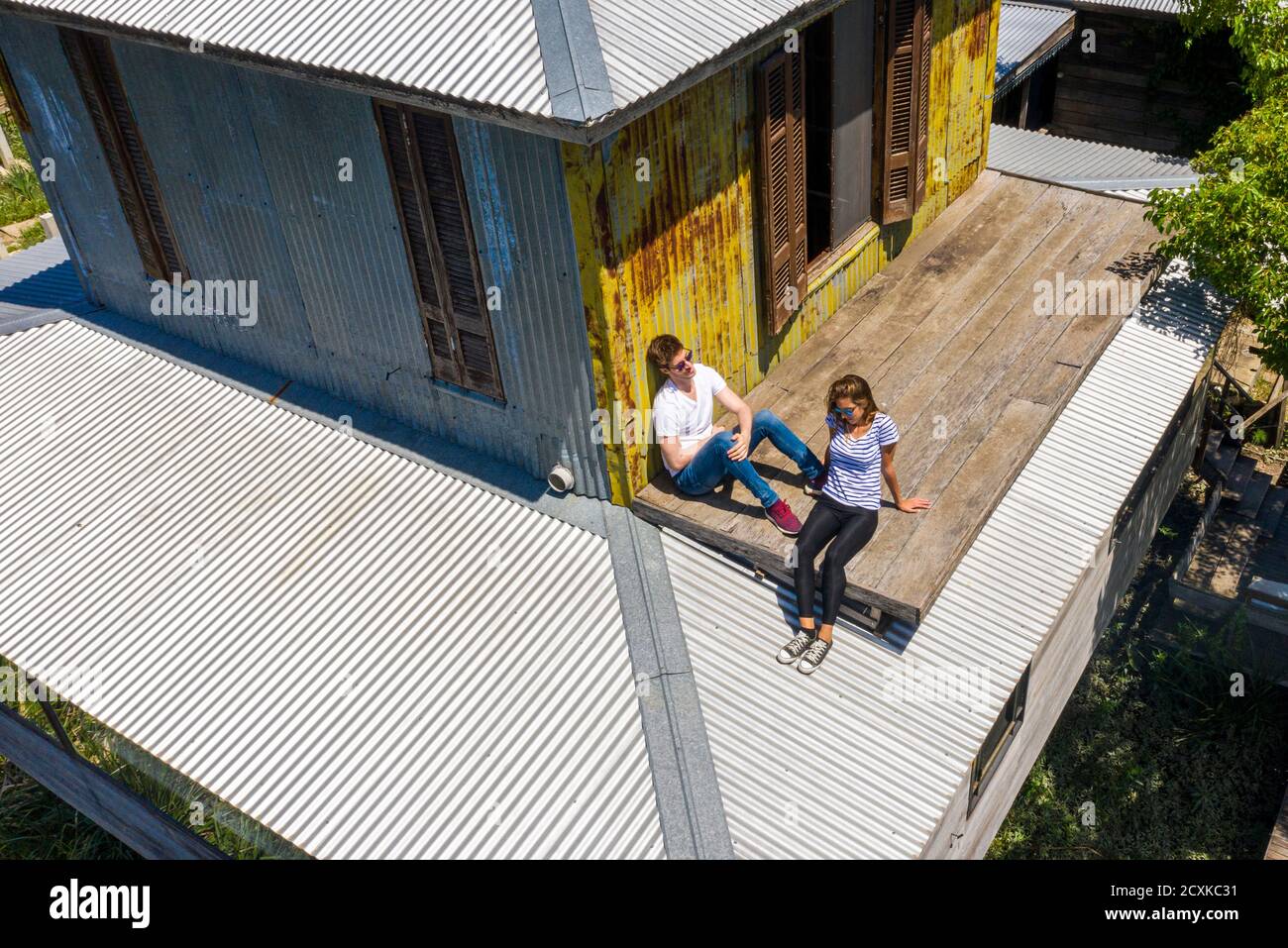 Jeune couple se détendant sur le balcon Banque D'Images