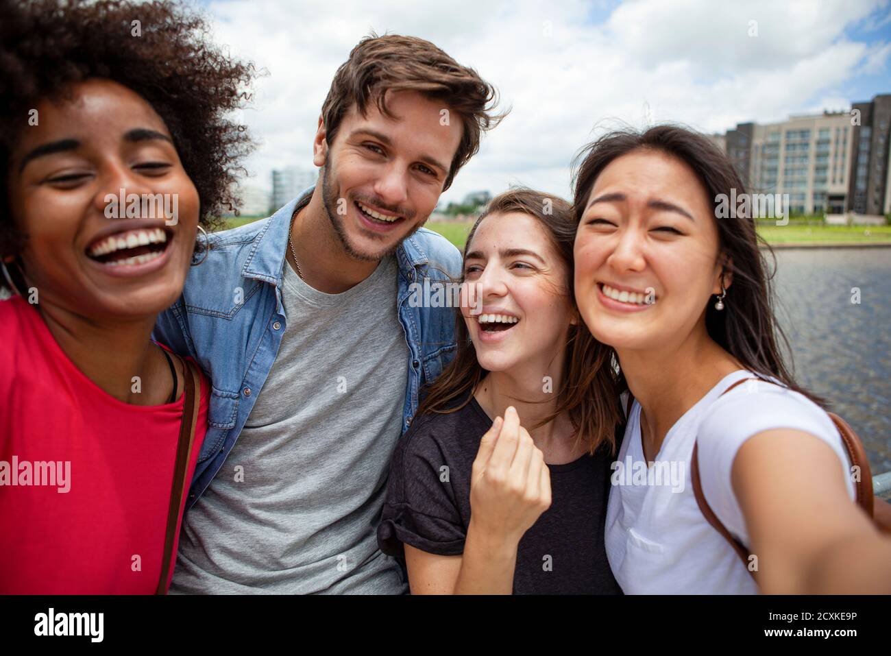 De jeunes amis heureux qui prennent le selfie à l'extérieur Banque D'Images