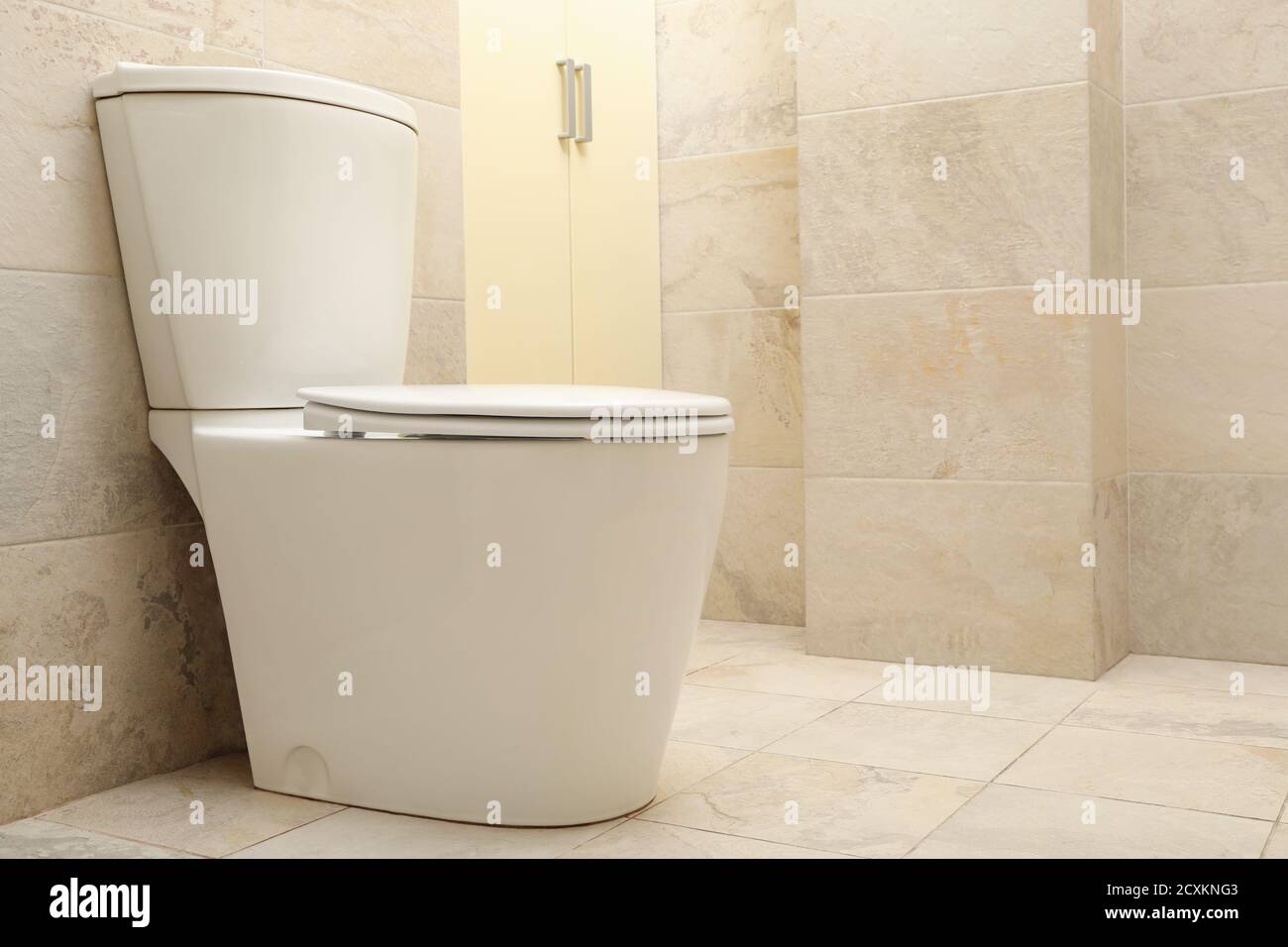 Cuvette de toilette moderne dans la salle de bains de couleur beige clair  Photo Stock - Alamy