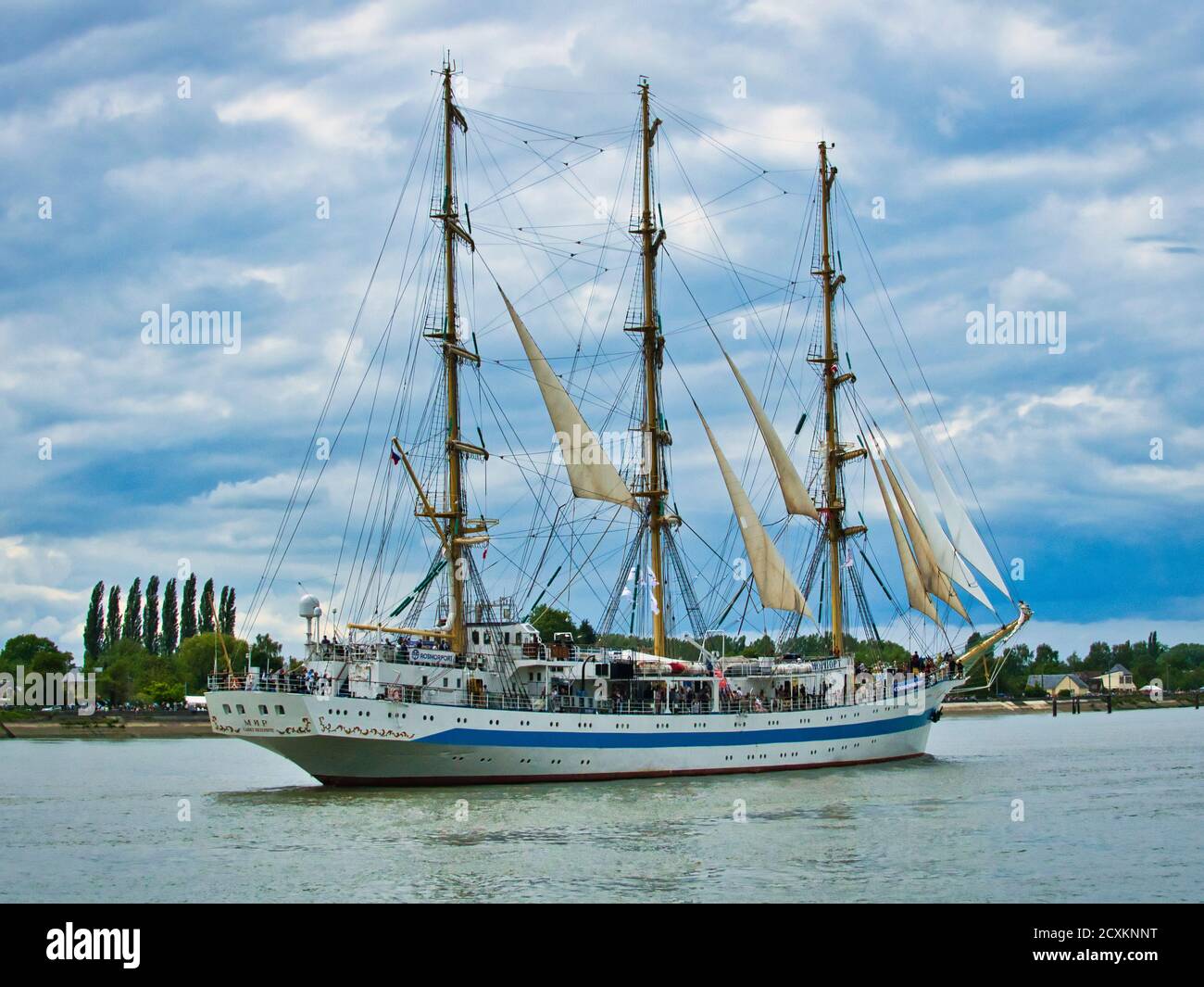 ROUEN, FRANCE - JUIN CIRCA, 2019. La barque russe à trois mâts de goélette carrée MIR sur la Seine pour l'exposition Armada en France. Russi Banque D'Images