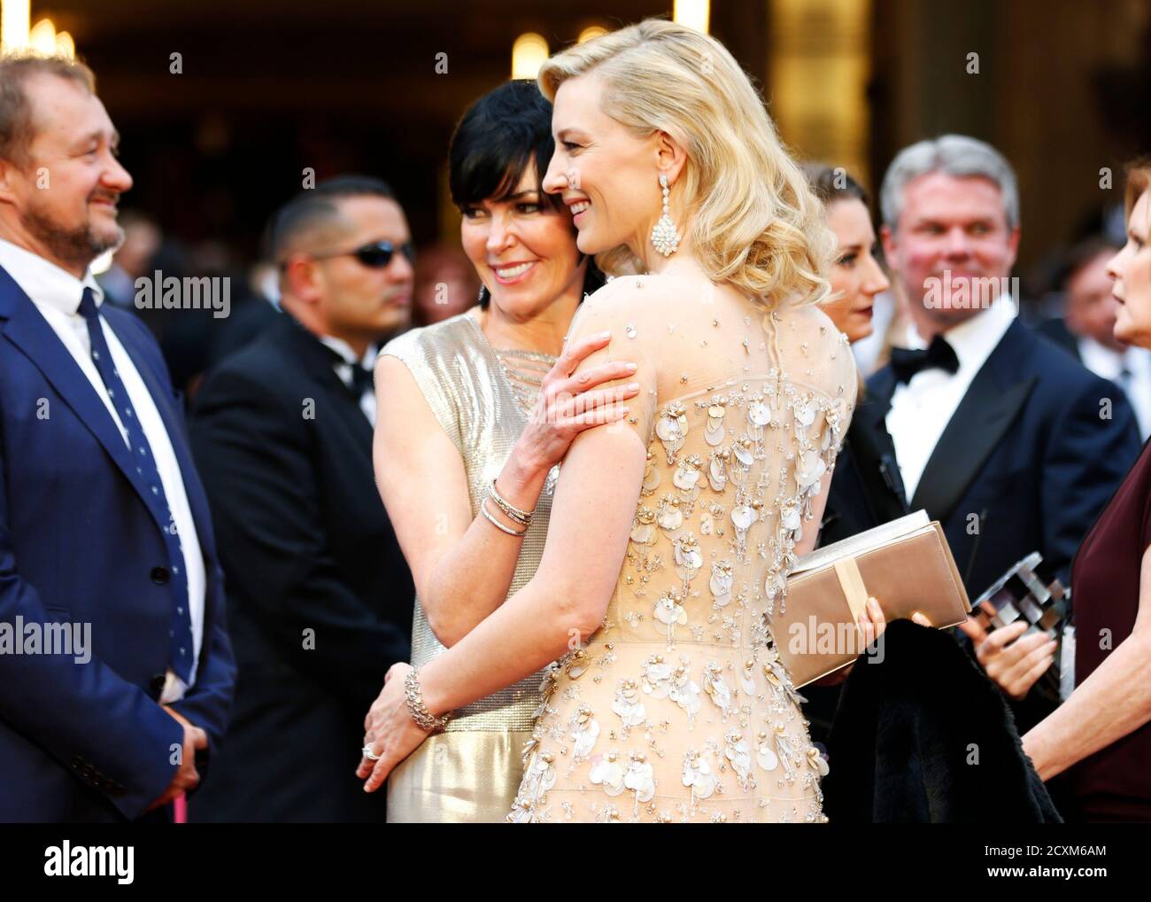 Cate Blanchett, la meilleure actrice nominée pour son rôle dans 'Blue Jasmine' pose sur le tapis rouge aux 86e Academy Awards à Hollywood, Californie, le 2 mars 2014. Andrew Upton (R), le mari de Blanchett, regarde. REUTERS/MIKE BLAKE (ETATS-UNIS TAGS: ENTERTAINMENT) (OSCARS-ARRIVÉES) Banque D'Images