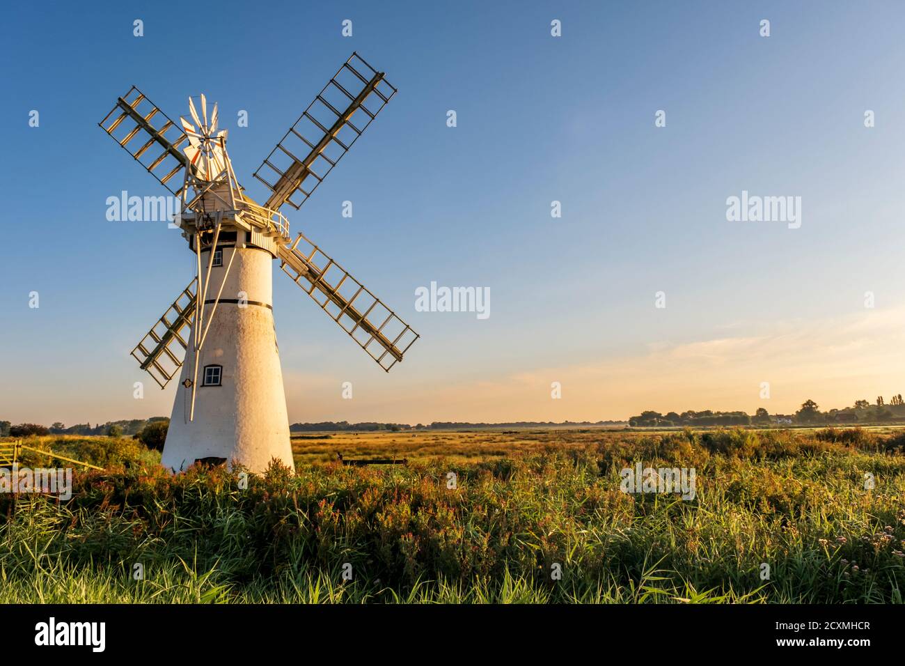 Lever du soleil à Thurne Mill. Construit en 1820 et situé à côté de la rivière Thurne, Norfolk Broads, Norfolk, Angleterre. Banque D'Images