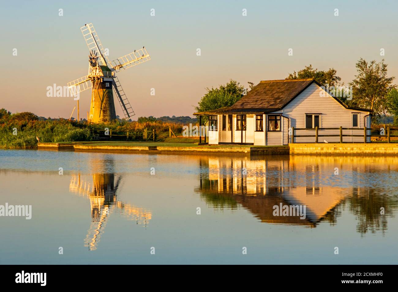 L'usine de drainage de niveau de St Benet se reflète dans la rivière Thurne. Norfolk Broads, Norfolk, Angleterre. Banque D'Images