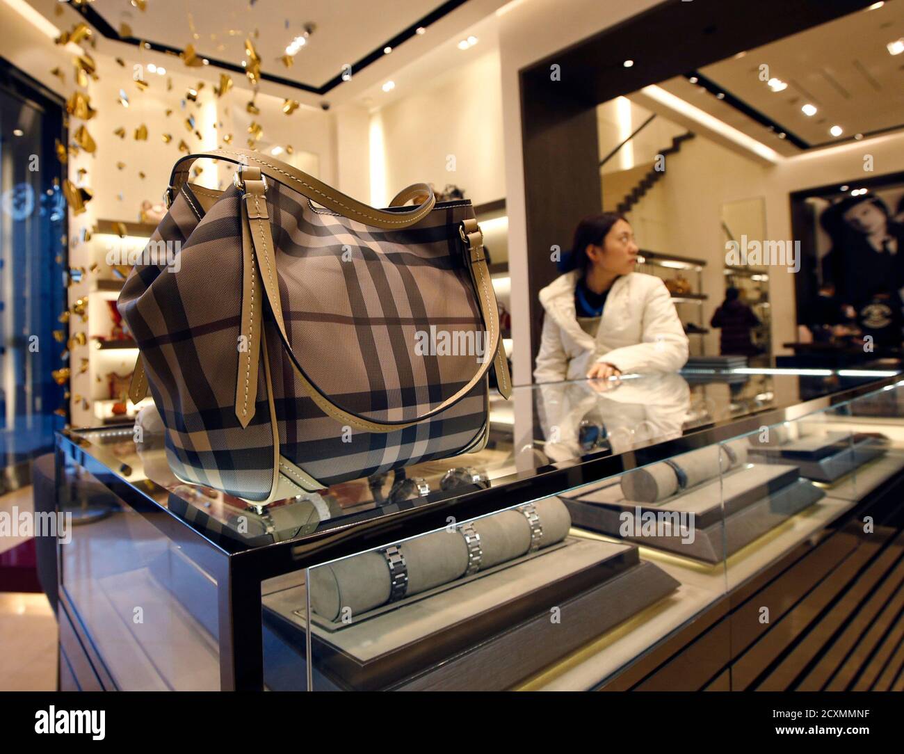 Un sac à main Burberry est vu sur des vitrines en verre dans un magasin  Burberry à Beijing le 29 novembre 2013. Burberry Group PLC a fait appel  d'une décision des autorités