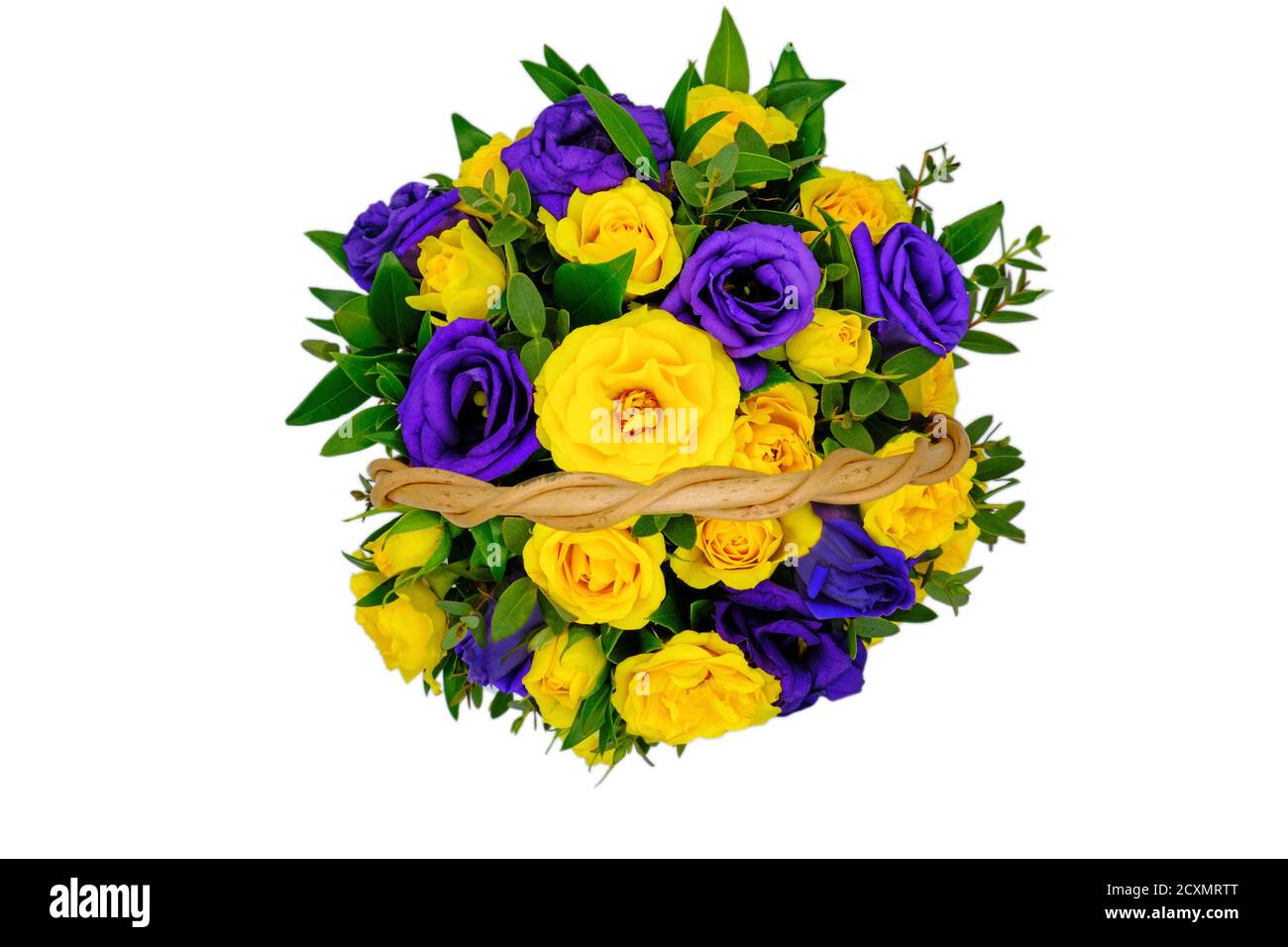 Panier avec fleurs jaunes et bleues sur fond blanc isolé. Vue de dessus d'un bouquet de roses jaunes et violettes. Belles fleurs dans un bak en osier Banque D'Images