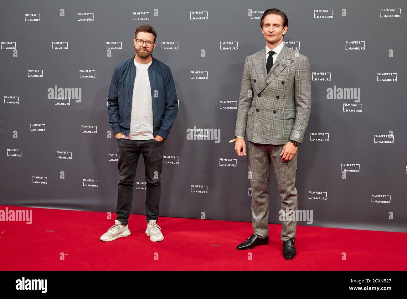 Hambourg, Allemagne. 30 septembre 2020. Sven Bohse (l), réalisateur, et August Wittgenstein, acteur, viennent à la première du film de télévision "le secret du Totenwald" au Filmfest Hamburg. Credit: Georg Wendt/dpa/Alay Live News Banque D'Images