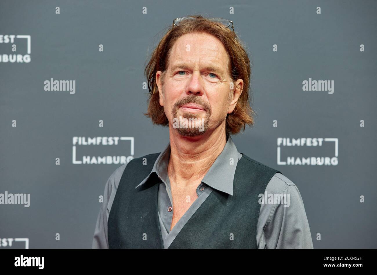 Hambourg, Allemagne. 30 septembre 2020. Stephan Kolditz, auteur, vient à la première du film de télévision "le secret du Totenwald" au Filmfest Hamburg Credit: Georg Wendt/dpa/Alay Live News Banque D'Images