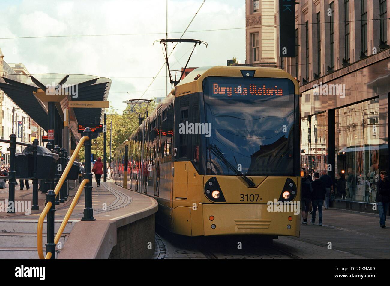 Manchester, Royaume-Uni - 12 septembre 2020 : un tramway Metrolink à l'arrêt Market Street en direction de Bury. Banque D'Images