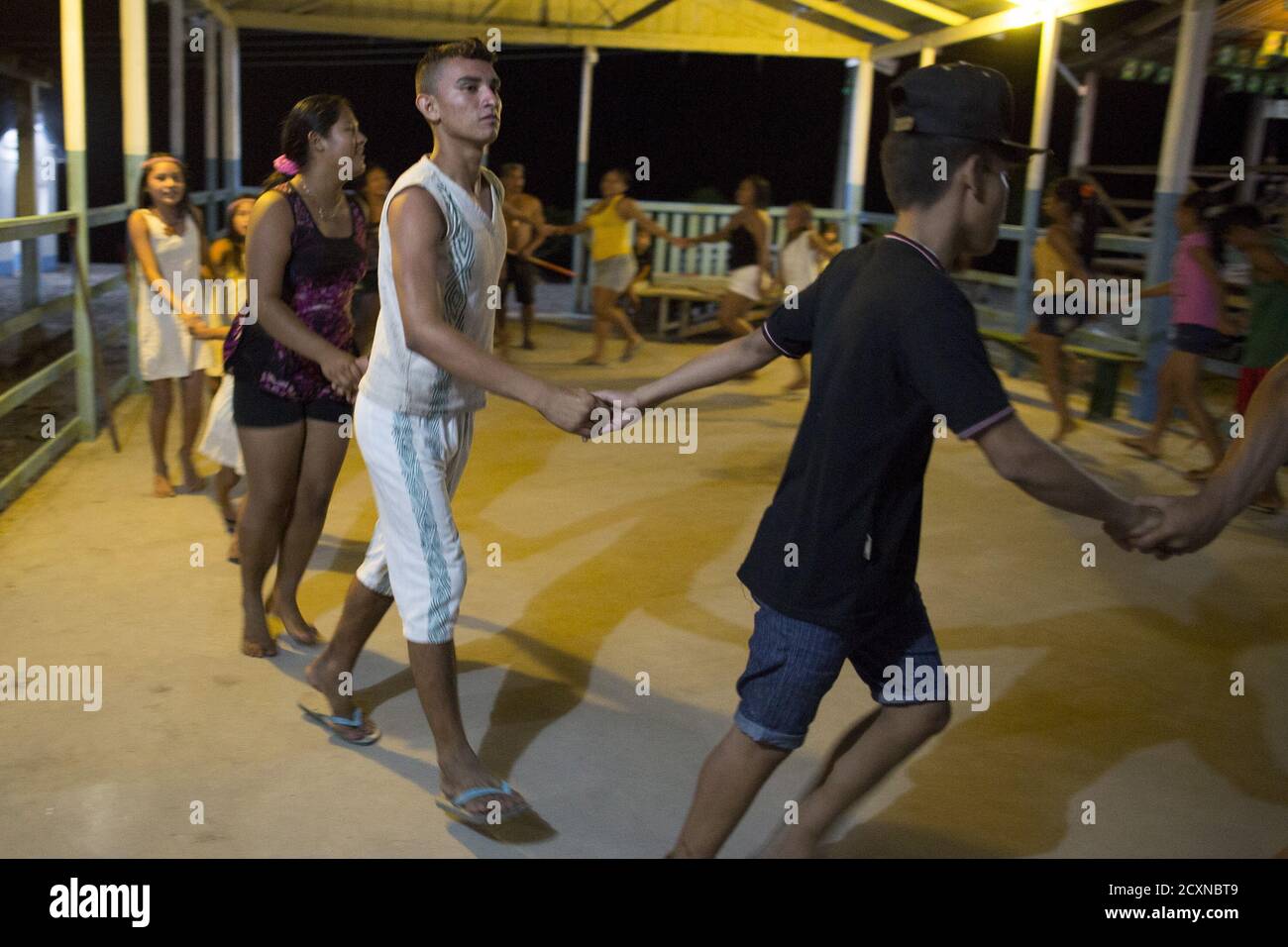 Kambeba Indian, Dream Braga (C), 18, danse avec des amis au village Tres  Unidos, état d'Amazone 9 mai 2015. Dream Braga a tiré des poissons avec un  arc et une flèche pendant