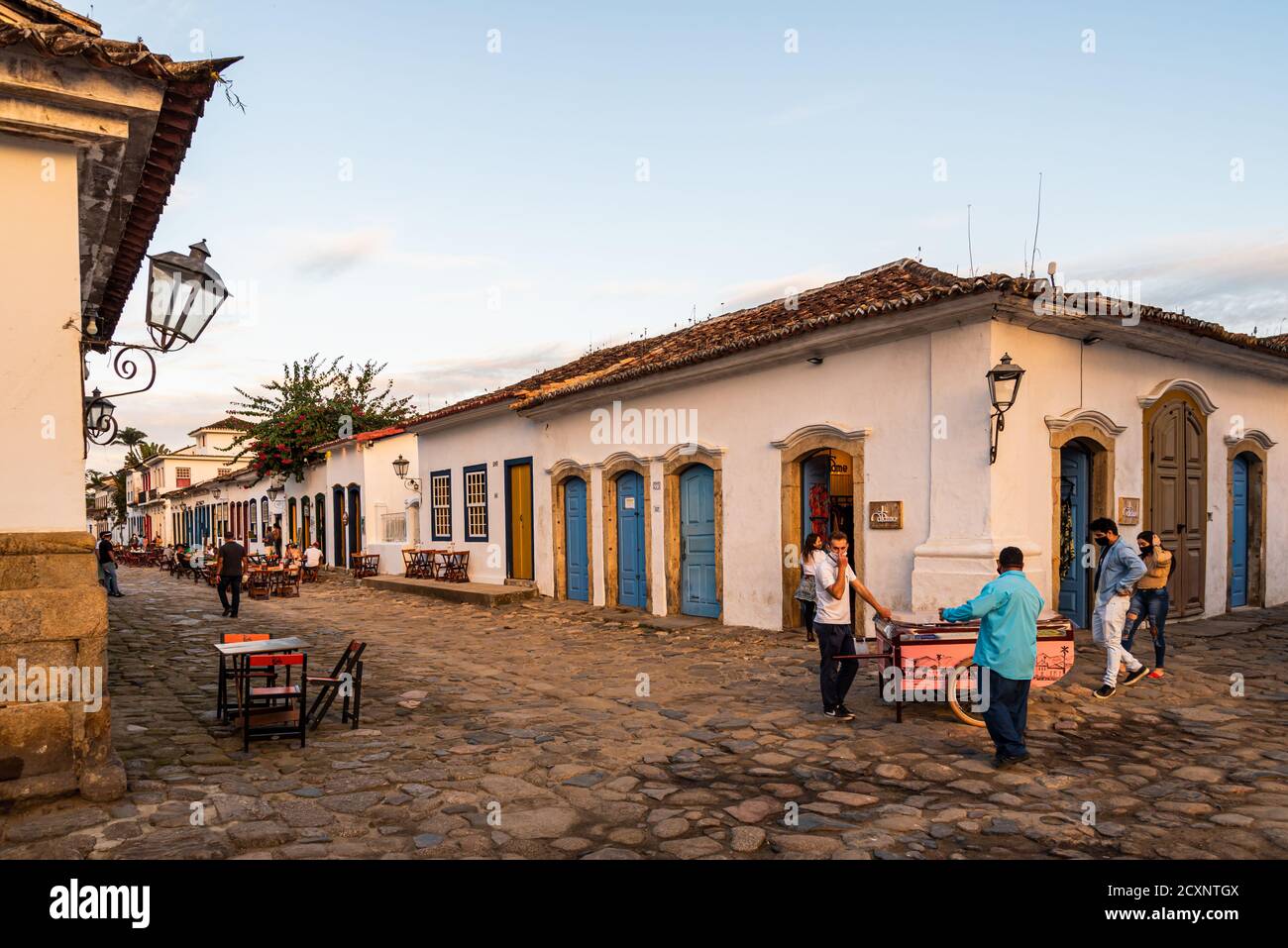 Rue touristique dans la ville historique coloniale brésilienne Banque D'Images