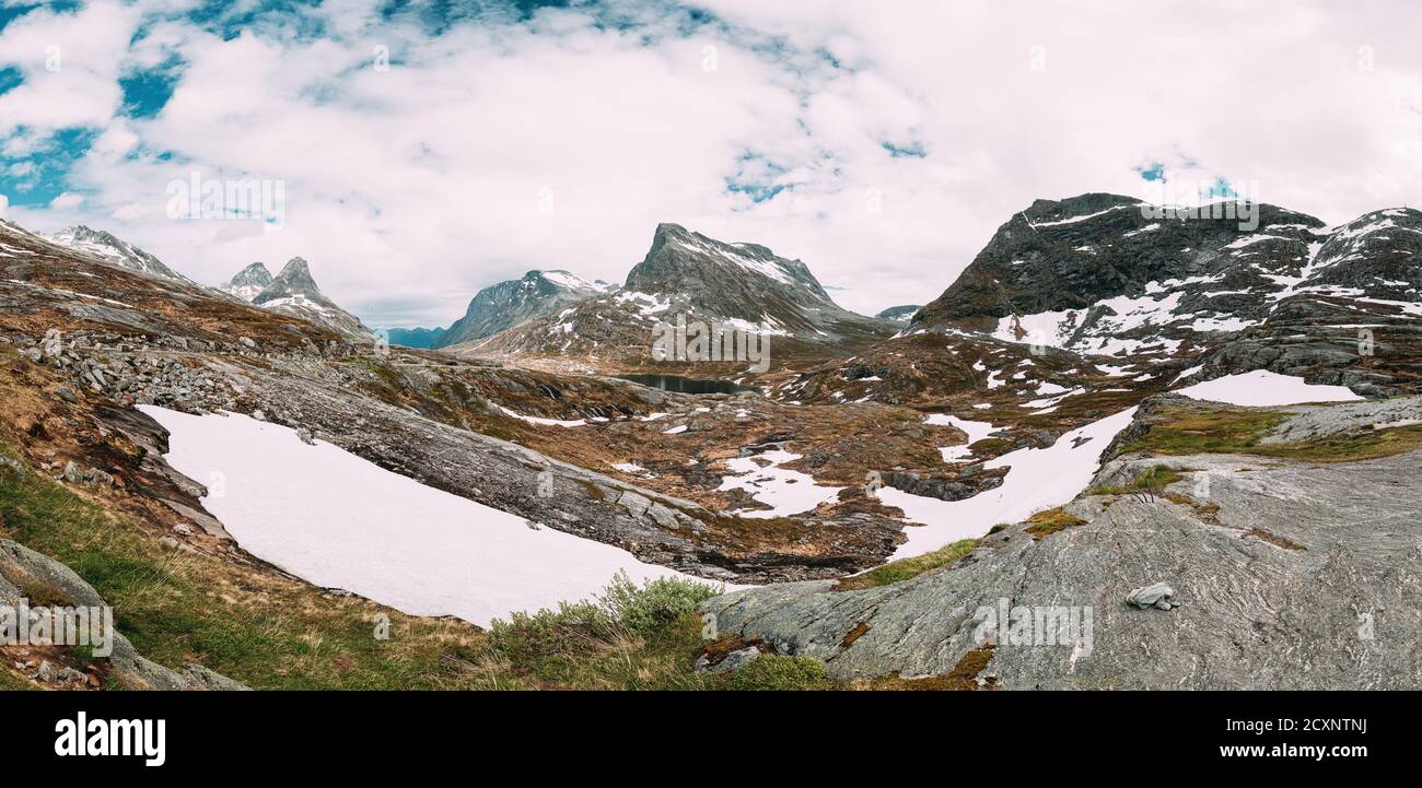 Parc national de Reinheimen, Norvège. Lac Ovstevatnet dans les montagnes Paysage au début de l'été. Chaîne de montagnes dans l'une des plus grandes régions sauvages encore Banque D'Images