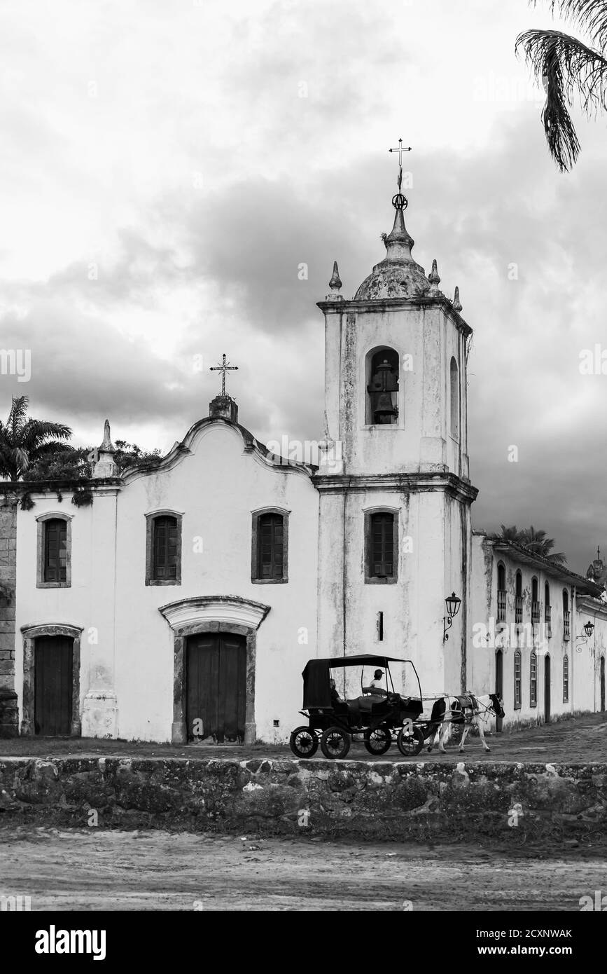 Photo en noir et blanc de la façade extérieure de l'ancien catholique église dans la ville brésilienne historique Banque D'Images