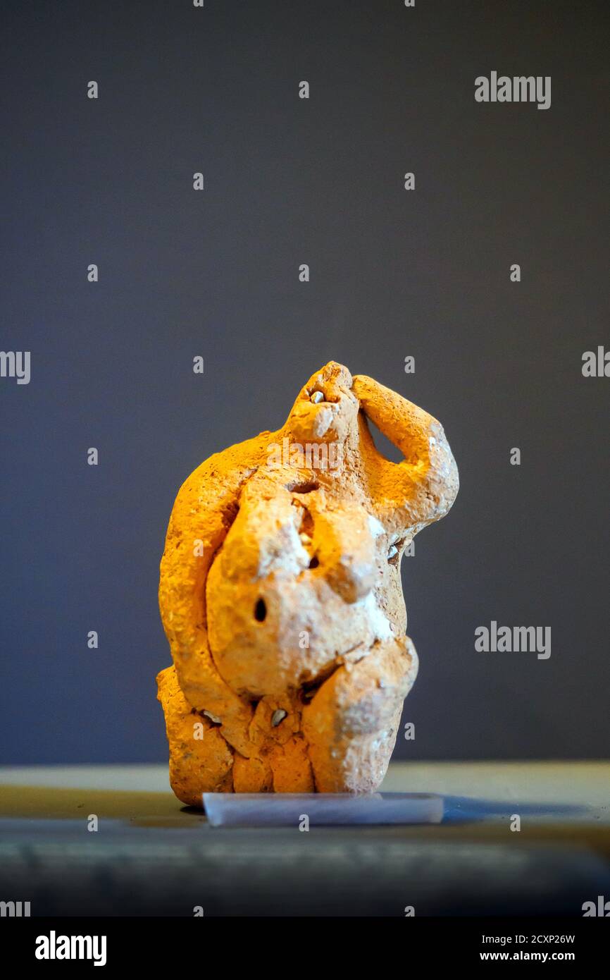 Statuette en argile montrant une figure féminine avec une main sur sa tête, tandis que l'autre pointe vers les organes génitaux. Temple Terxien - Musée national d'archéologie - Valette, Malte Banque D'Images