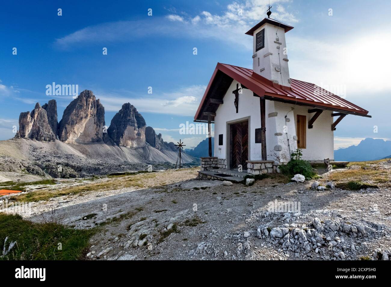 L'église du Rifugio Locatelli. En arrière-plan, le Tre cime di Lavaredo. Sesto Dolomites, province de Bolzano, Trentin-Haut-Adige, Italie. Banque D'Images