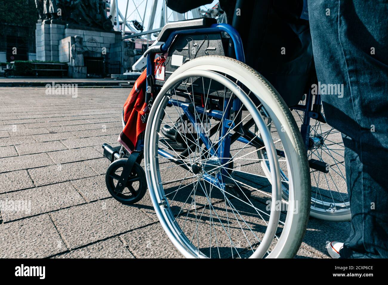 à l'extérieur près d'un fauteuil roulant - mobilité urbaine à l'intérieur un concept de statut d'invalidité Banque D'Images