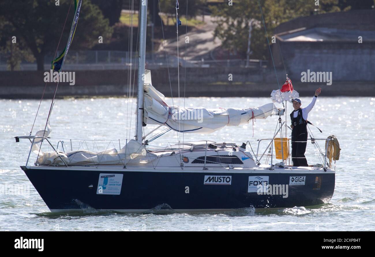 Timothy long, âgé de 15 ans, se dirige vers le rivage en naviguant sur son bateau « Alchemy » de 28 pieds dans la marina de Hamble point, dans le Hampshire, devenant la personne la plus jeune à naviguer en solo autour de la Grande-Bretagne. Banque D'Images