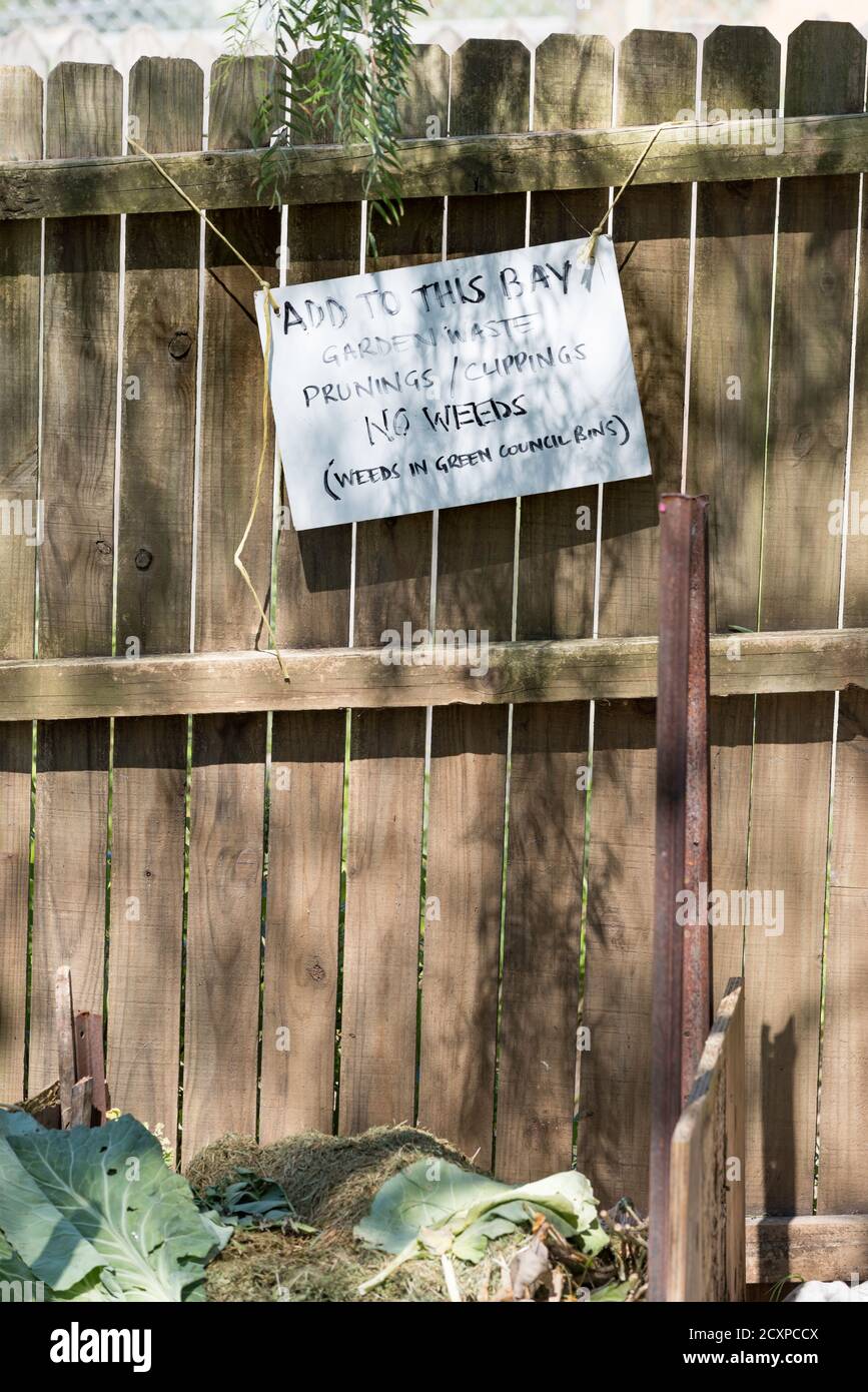 Un panneau au-dessus d'un tas de compost anaérobie dans un jardin communautaire dans la banlieue de Sydney d'Annandale, en Australie Banque D'Images