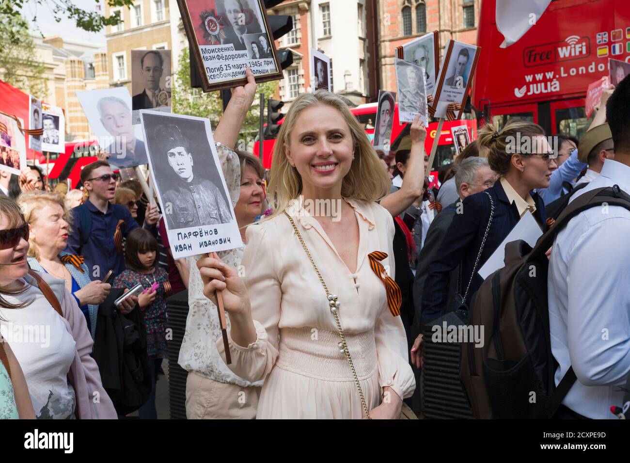 La Marche de Londres du Régiment d'Immortal, la marche est pour commémorer les hommes et les femmes russes qui ont combattu pendant la Seconde Guerre mondiale et qui se tiennent en Russie et dans d'autres pays le 9 mai dans le cadre des célébrations du jour de la victoire. Pendant les marches, les gens portent des photos de leurs proches qui ont participé à la guerre. Quelque 12 millions de personnes ont participé aux marches du régiment d'Immortal dans toute la Russie en 2015. La marche de Londres a commencé à partir de la North Terrace de Trafalgar Square, juste à l'extérieur de la National Gallery, le 'concert' puis marcher jusqu'à College Green via Whitehall, Downing Street, Parliament Square et West Banque D'Images