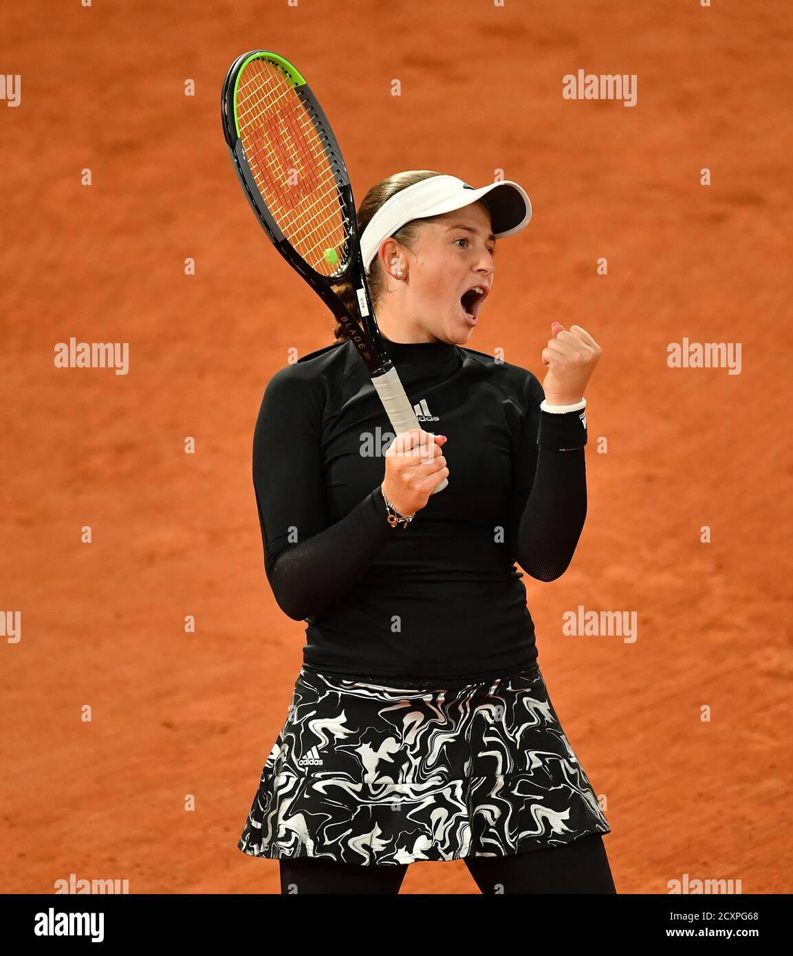 Paris, France. 1er octobre 2020. Roland Garros Paris Français ouvert 2020 jour 5 011020 Jelena Ostapenko (LAT) Karolina Pliskova (CZE) deuxième manche match Credit: Roger Parker/Alay Live News Banque D'Images