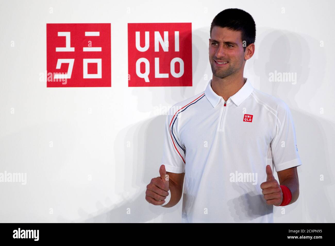 Le joueur de tennis Novak Djokovic de Serbie pose alors qu'il assiste à la  présentation de son nouveau contrat de parrainage avec la chaîne de mode  budgétaire Uniqlo à Paris le 23