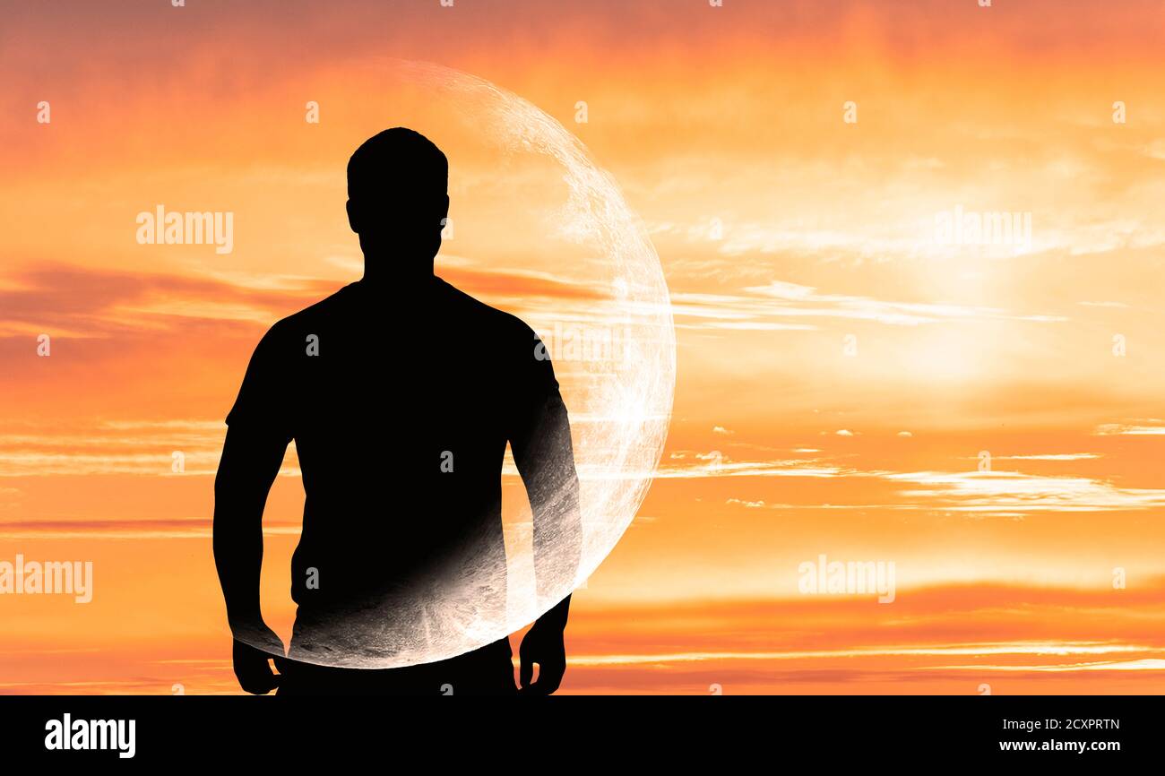 Silhouette d'homme avec croissant transparent ou lune sur le corps devant le ciel orange au coucher du soleil, image conceptuelle sur l'espace, l'astronomie et l'astrologie Banque D'Images