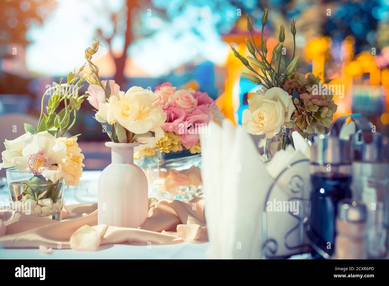 Table de mariage colorée avec fleurs Banque D'Images Table de mariage colorée avec fleurs Banque D'Images