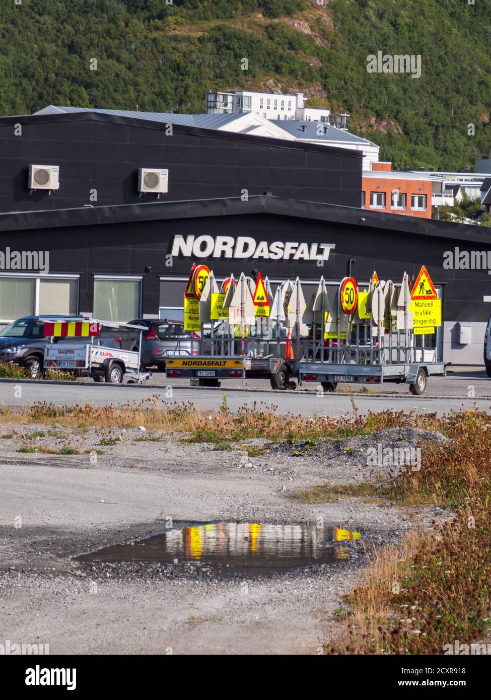 Bodo, Norvège - 18 août 2019 : panneaux de signalisation sur une remorque en Norvège. Banque D'Images