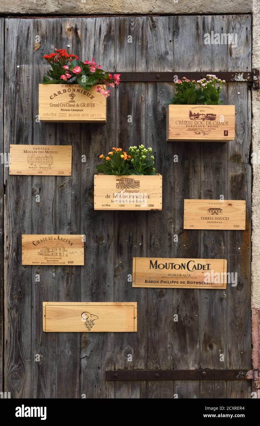 Anciennes boîtes à vin ou caisses à vin réutilisées comme jardinières murales ou pots à plantes, pots à fleurs ou boîtes à fenêtre Banque D'Images