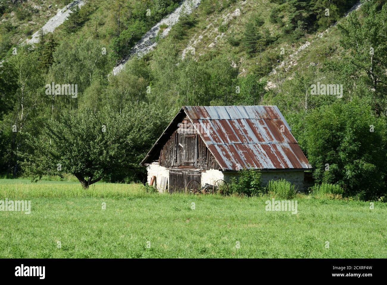 Petite cabane alpine, Bâtiment agricole ou Chalet rustique avec toit en fer ondulé Allos Alpes-de-haute-Provence Provence Provence France Banque D'Images