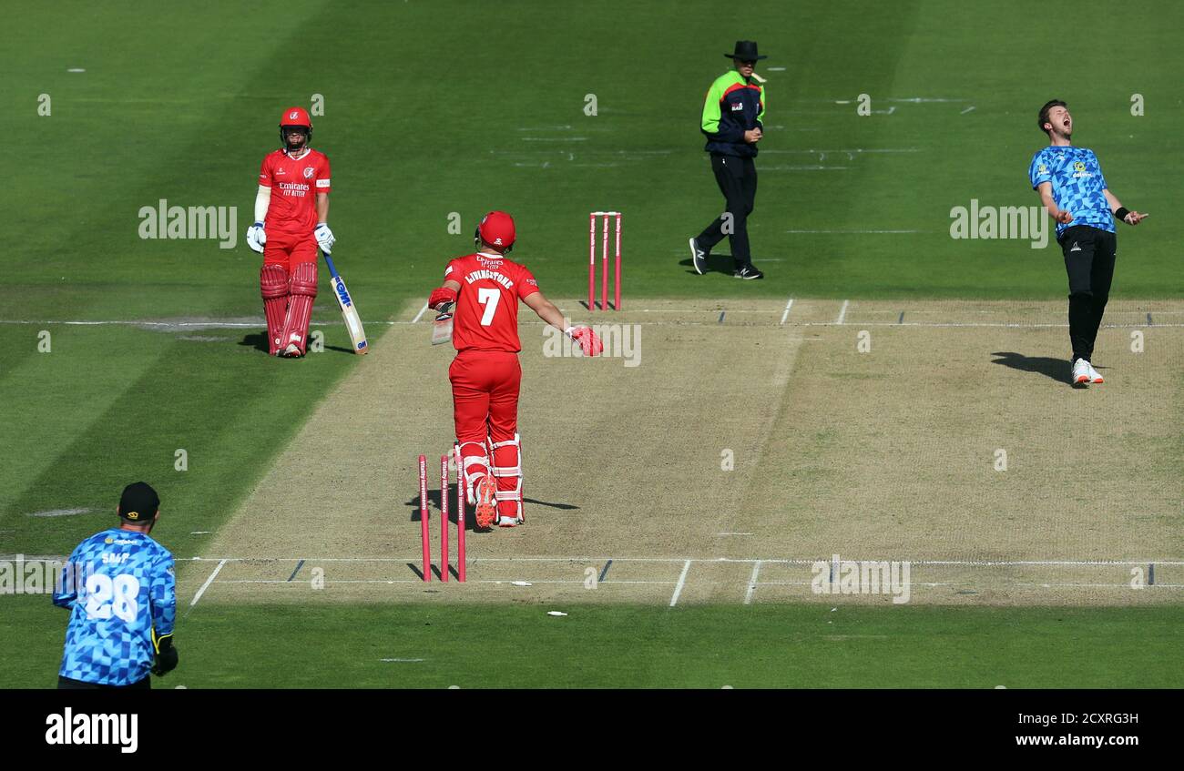 Le lanceur Sussex Ollie Robinson (à droite) prend la porte de Liam Livingstone du Lancashire lors du match final du Blast T20 Quarter de vitalité au 1er Central County Ground, dans le Sussex. Banque D'Images